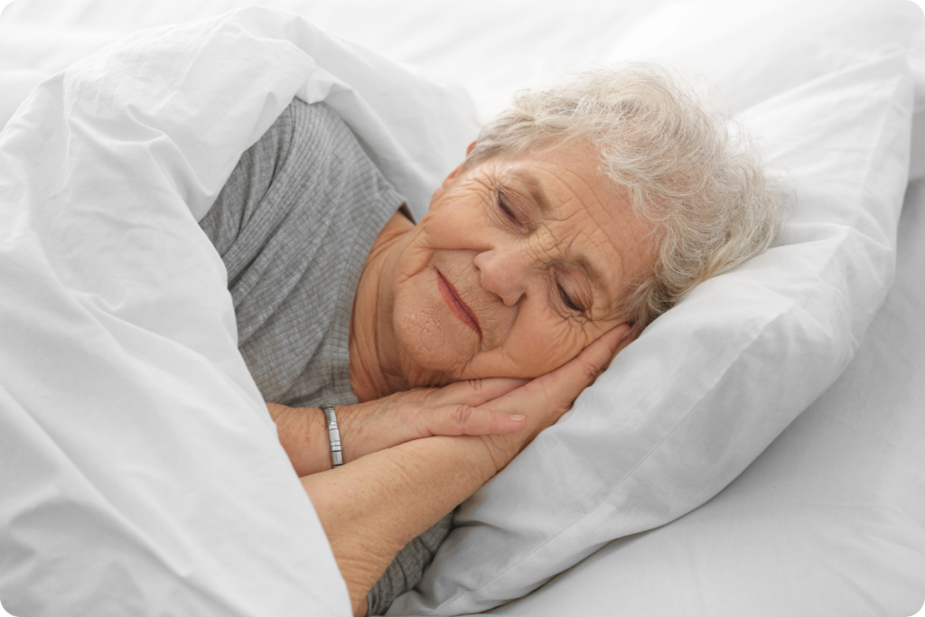 personne agé allongé dans un lit